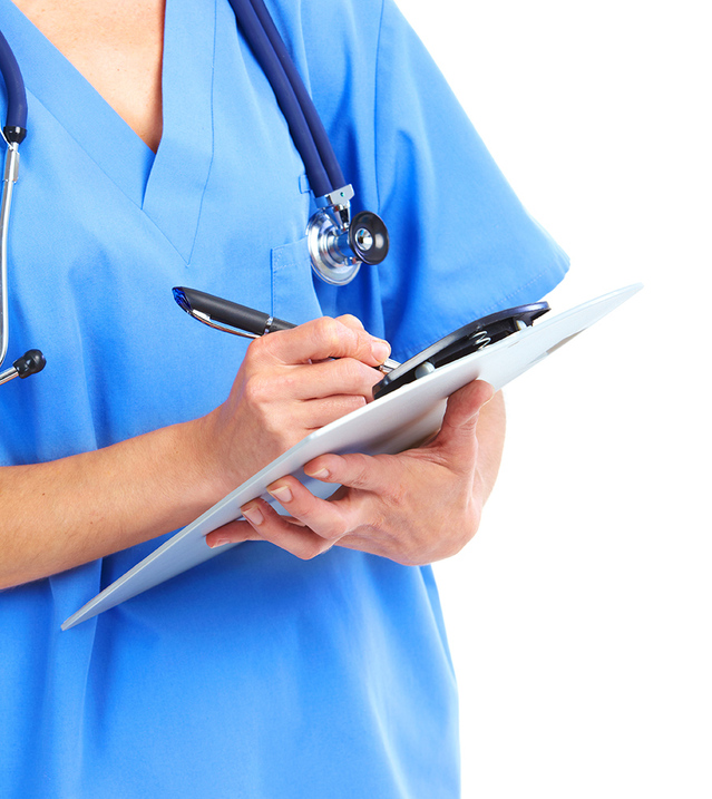 Žena v modrej lekárskej uniforme s dotazníkom v rukách.jpg