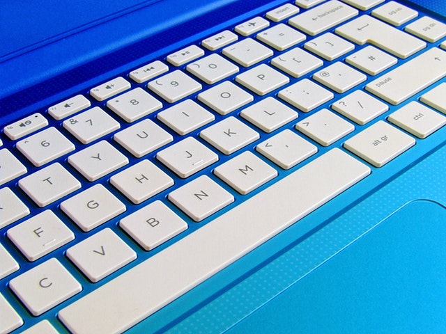 Svetlomodrý notebook s bielou klávesnicou.jpg
