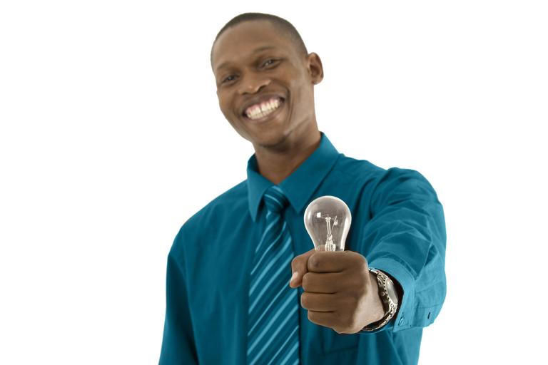 Muž v modrej košeli drží v ruke žiarovku.jpg